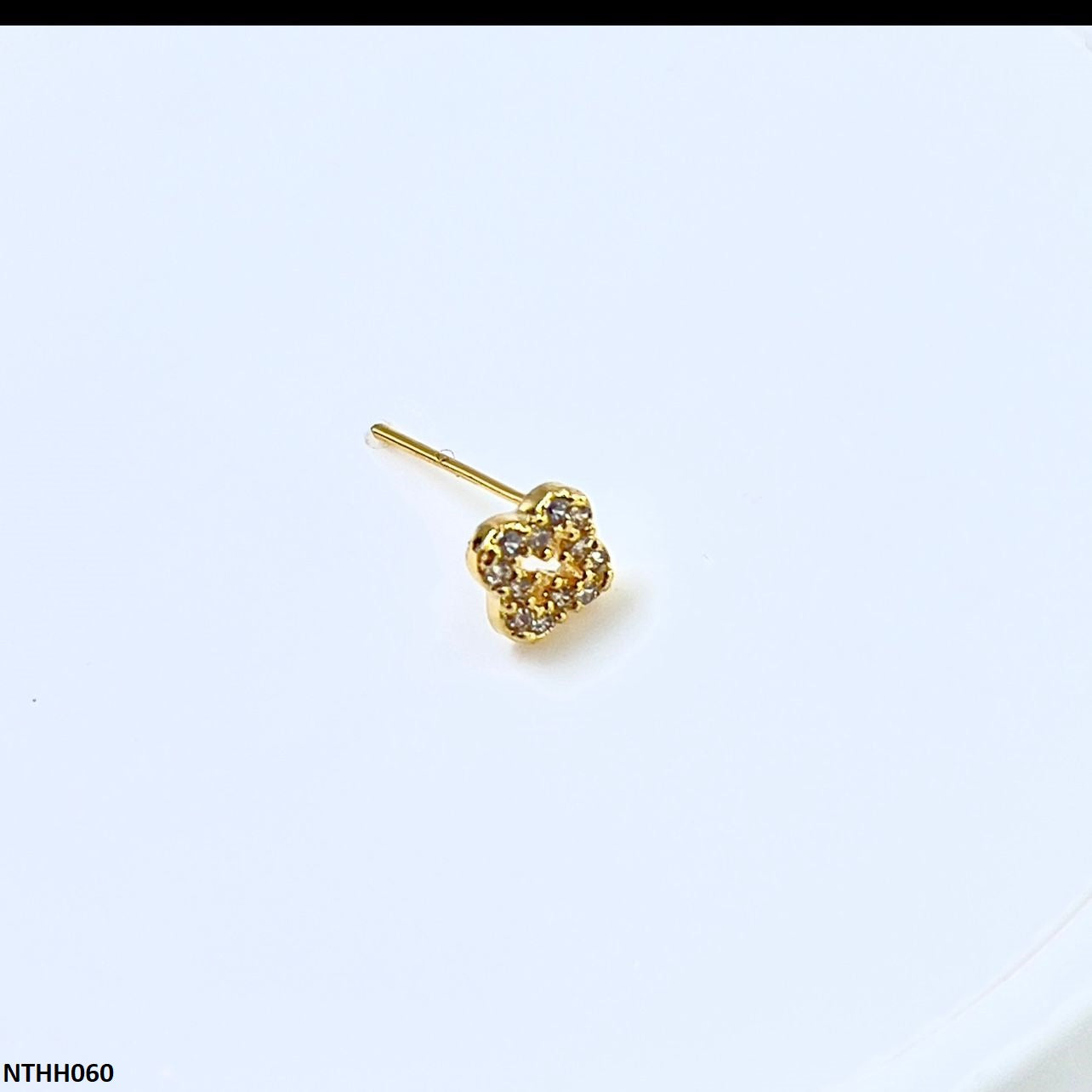 NTHH060 XYL  Flower Nose Pin - NTHH
